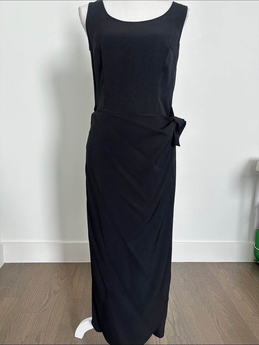 Sleek Black Sleeveless Maxi Dress with Side Knot